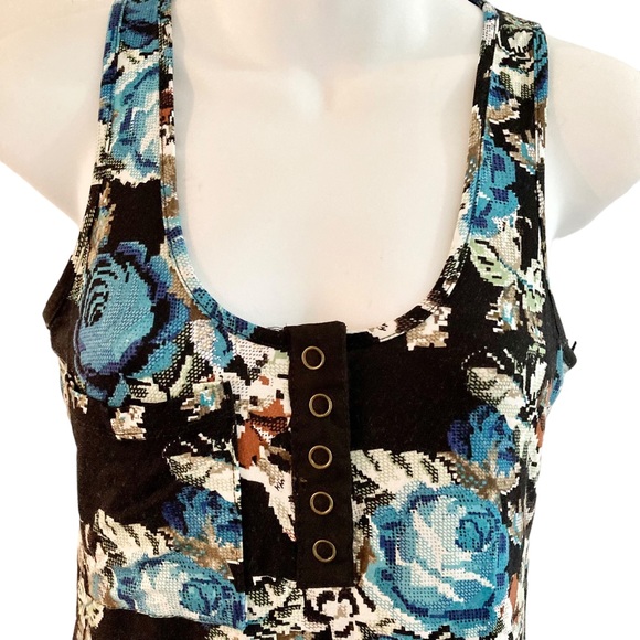 Urban Behaviour | Sleeveless Top - Picture 2 of 11